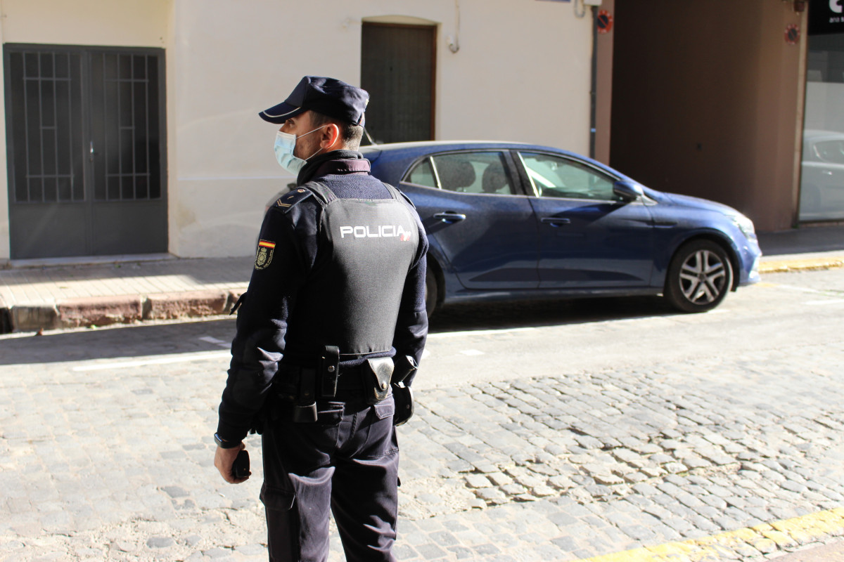 Dos patrullas de la Policía Nacional evitan en València que un hombre salte por la ventana