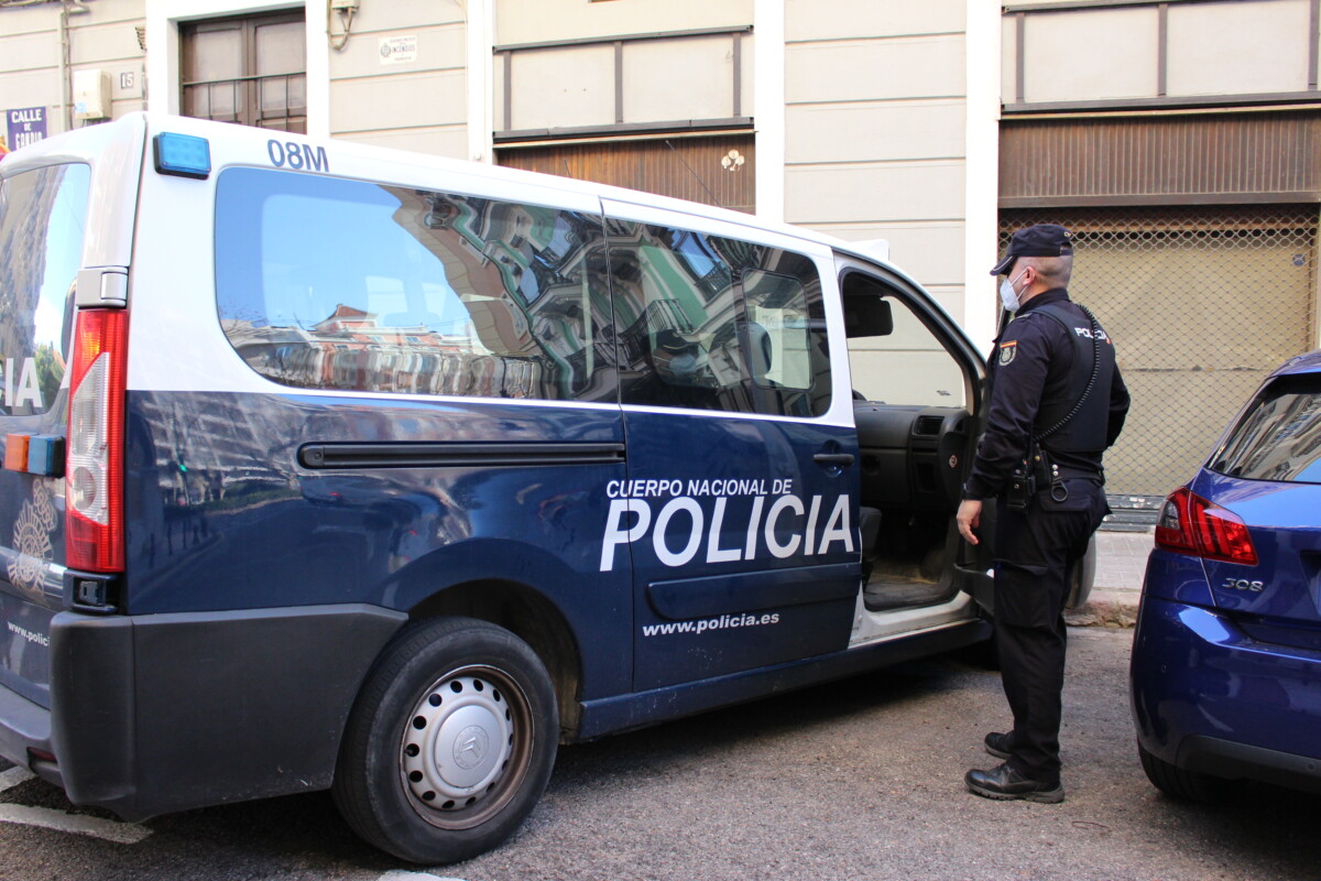 La Policía Nacional detiene en València a dos okupas tras impedirle la entrada a la vivienda okupada a otro