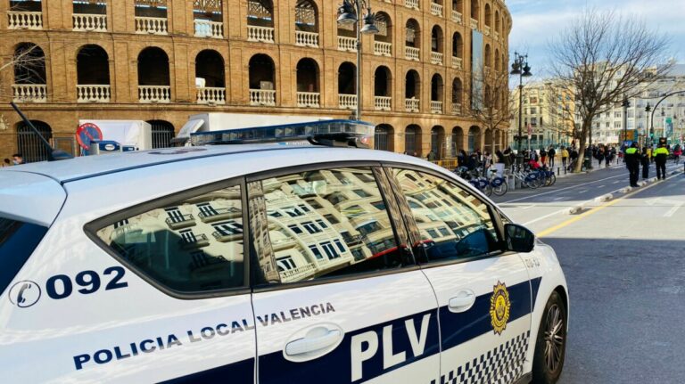50 agentes de la Policía Local de València vigilan la Cabalgata de Reyes Magos de la plaza de Toros