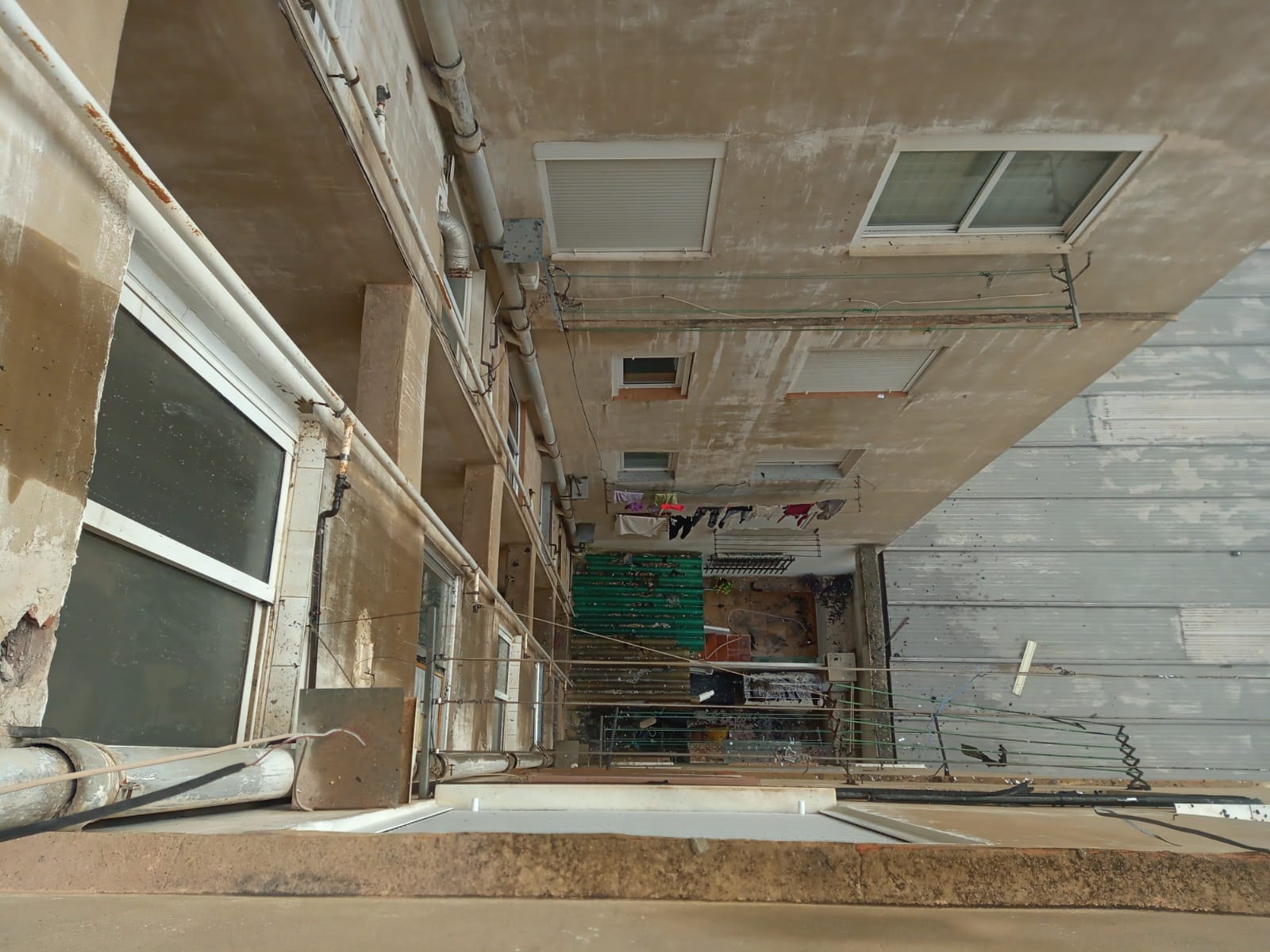 Dos policías rescatan a una mujer de 78 años del incendio de su casa en València