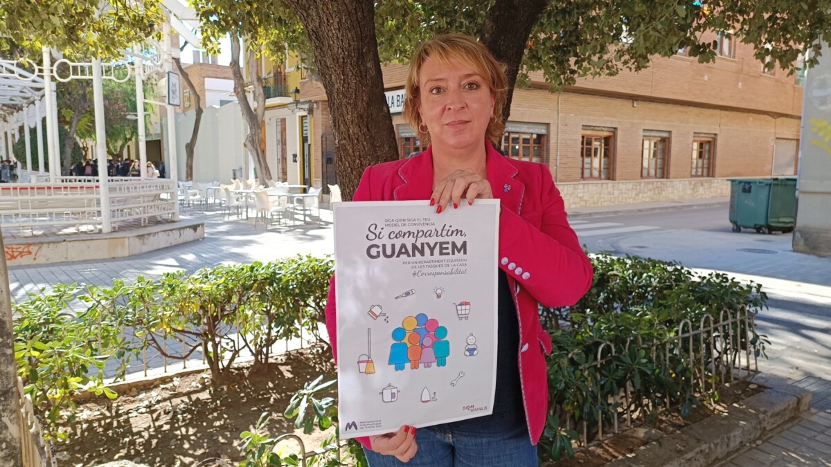 Eva Sanz con el cartel campaña 8M Mancomunitat Horta Sud