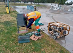 Instalación nueva papelera en Parc Central Paterna