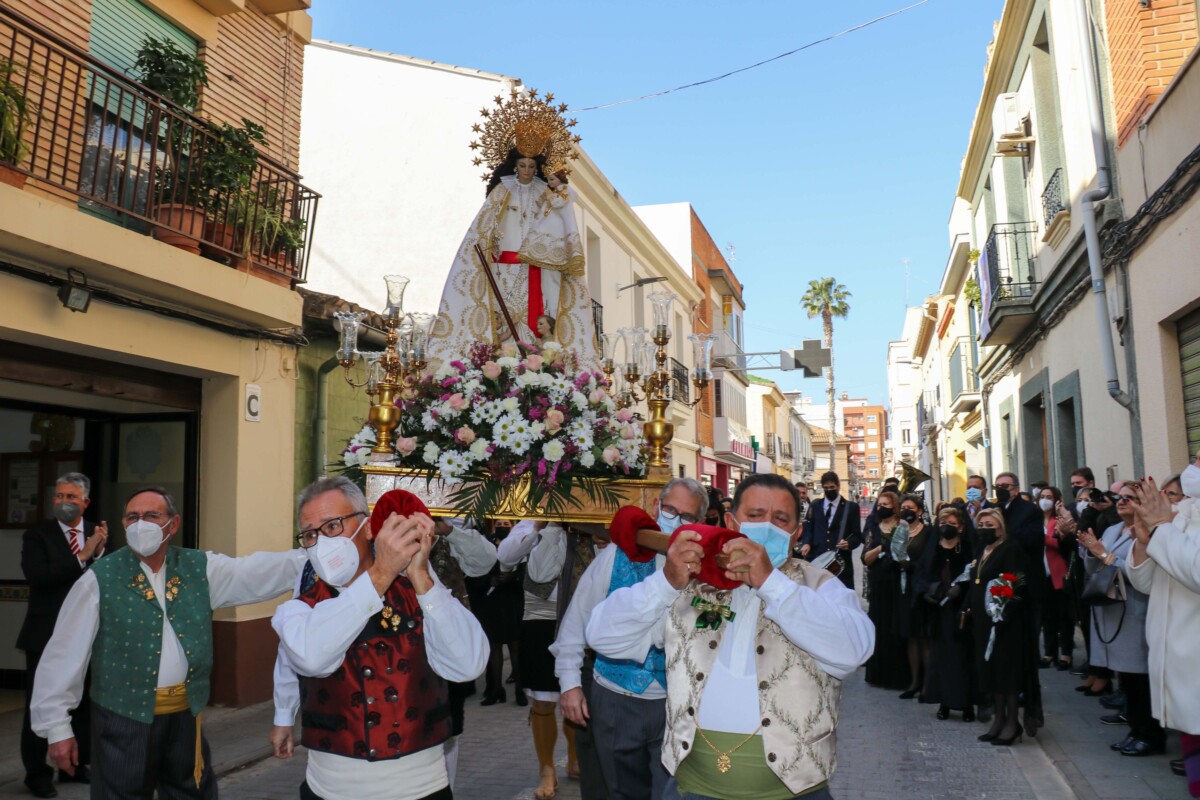 Los falleros y clavariesas de Santos Patronos procesionan a la Virgen de los Desamparados