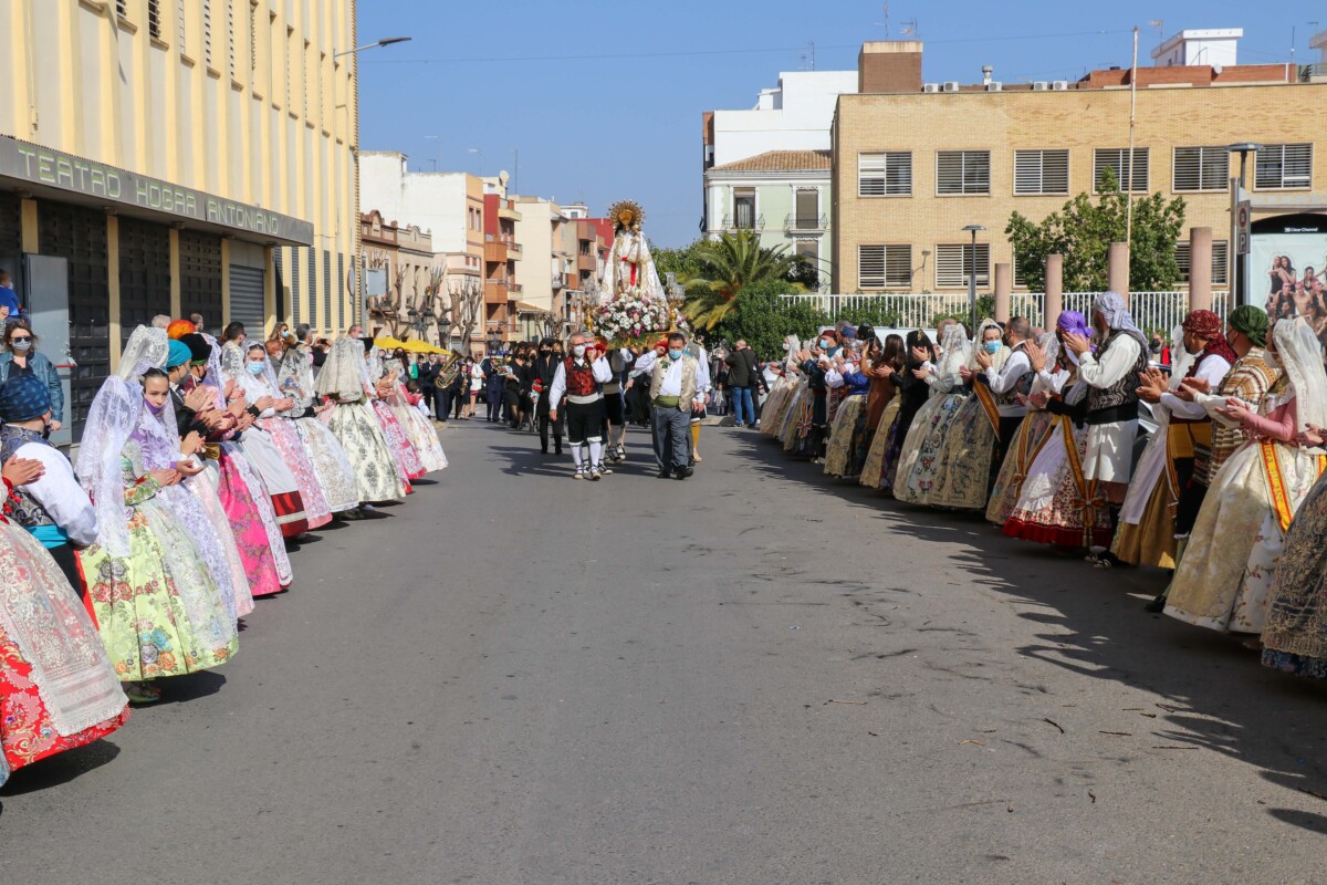 Los falleros y clavariesas de Santos Patronos procesionan a la Virgen de los Desamparados