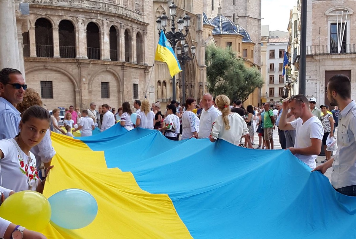 Foto de archivo: Acción celebrada por la ONG con la bandera de Ucrania en la plaza del Ayuntamiento.