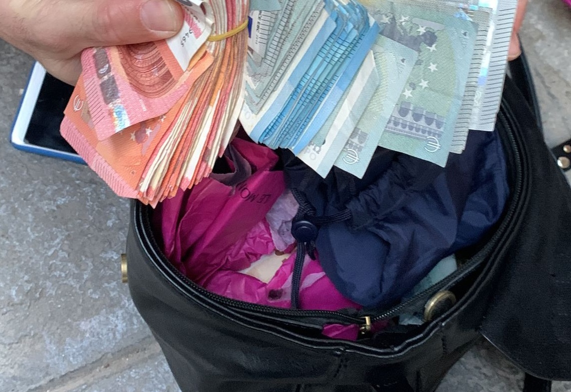 Sorprenden en València a dos mujeres con joyas y más de 10.000 euros sustraídos a la salida de un edificio