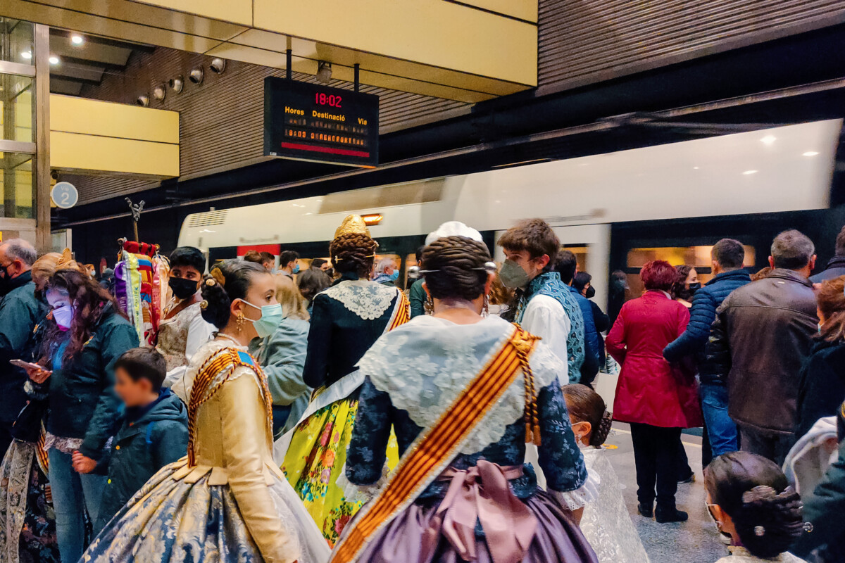 fallas y falleras Metrovalencia