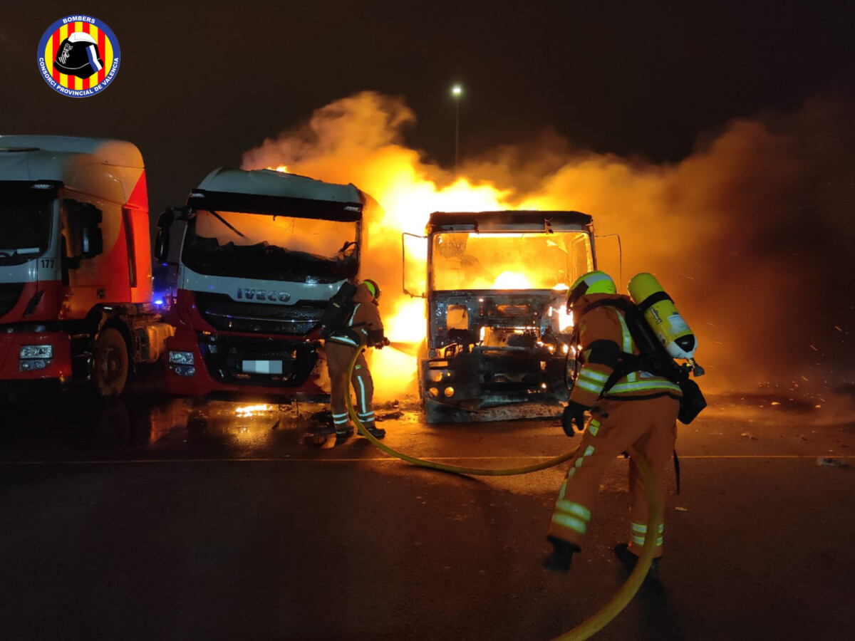 Los bomberos extinguen un incendio originado en dos camiones en una empresa de Paiporta