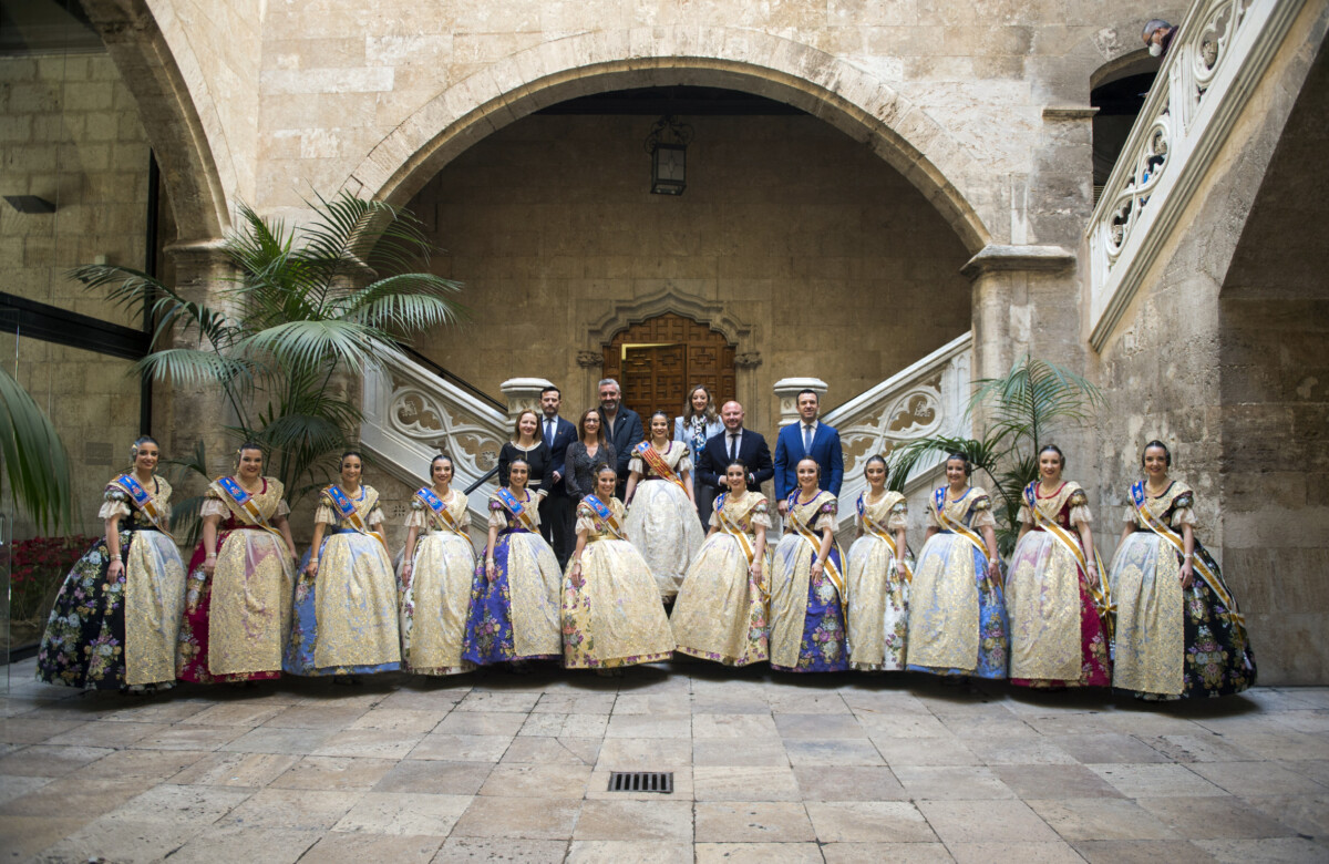 Recepción fallera mayor y corte Valencia (2)