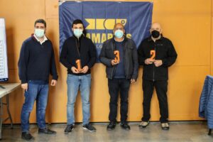 Román Beltrán, de la organización junto a los 3 primeros clasificados de la general