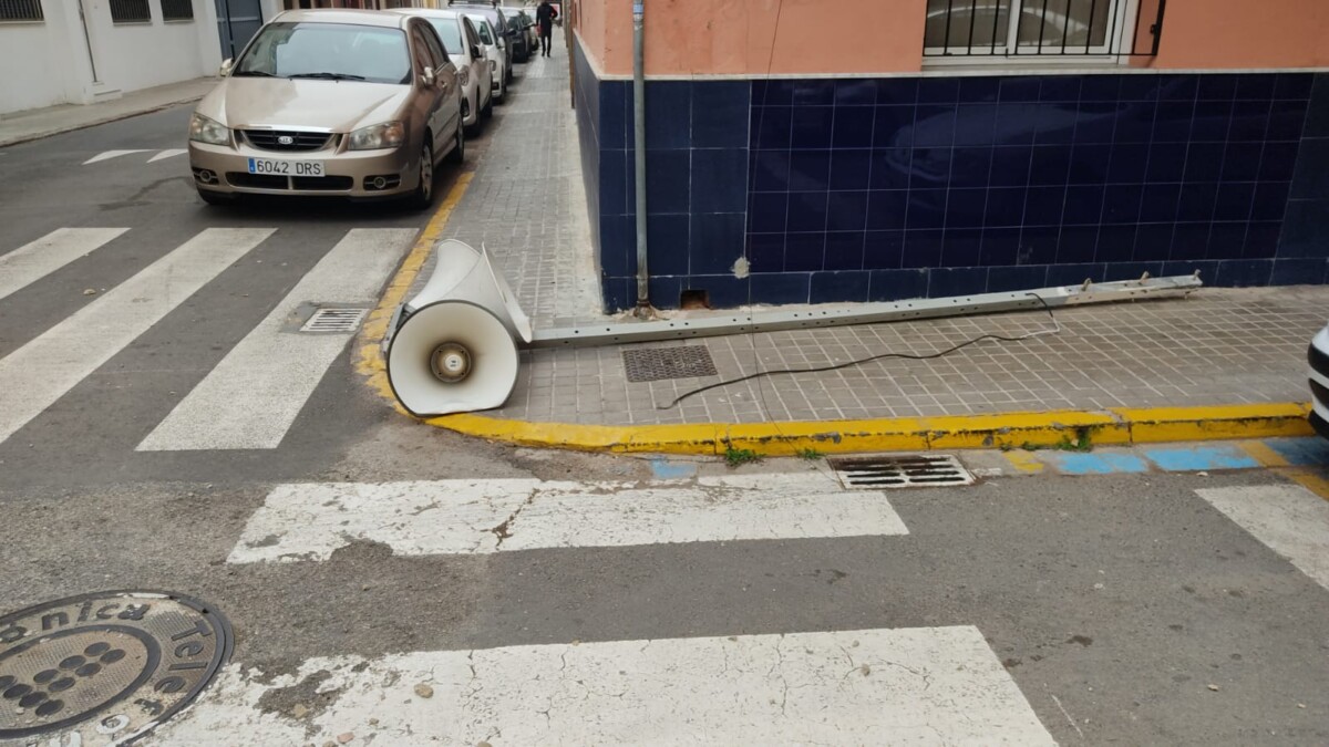poste altavoces caido en Massanassa