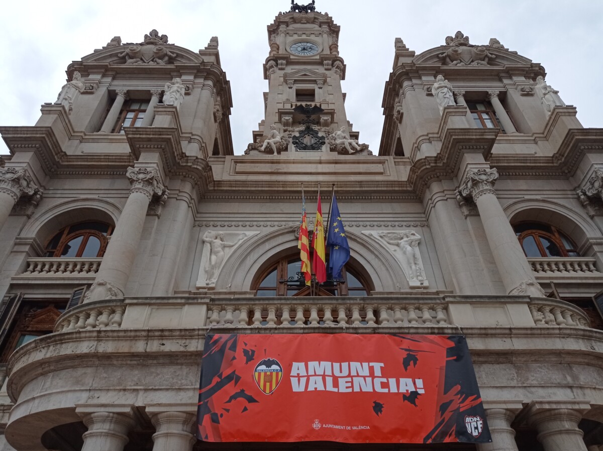 El balcón del Ayuntamiento luce una pancarta de apoyo al Valencia CF en la final de Copa