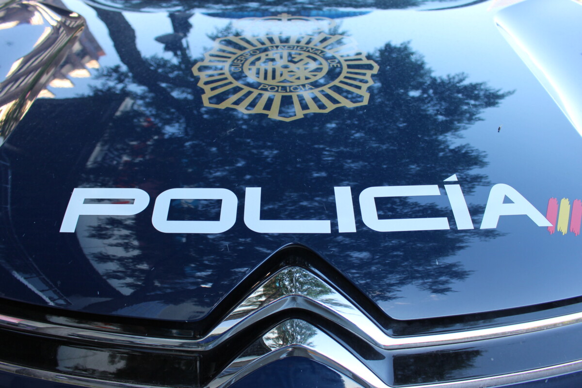 Detenido en València un hombre tras romper la ventanilla de 25 vehículos y robar en su interior
