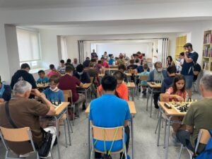 La biblioteca del centro se llenó para este singular torneo que reúne a diferentes generaciones