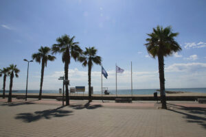 Puçol aIzado bandera azul playa