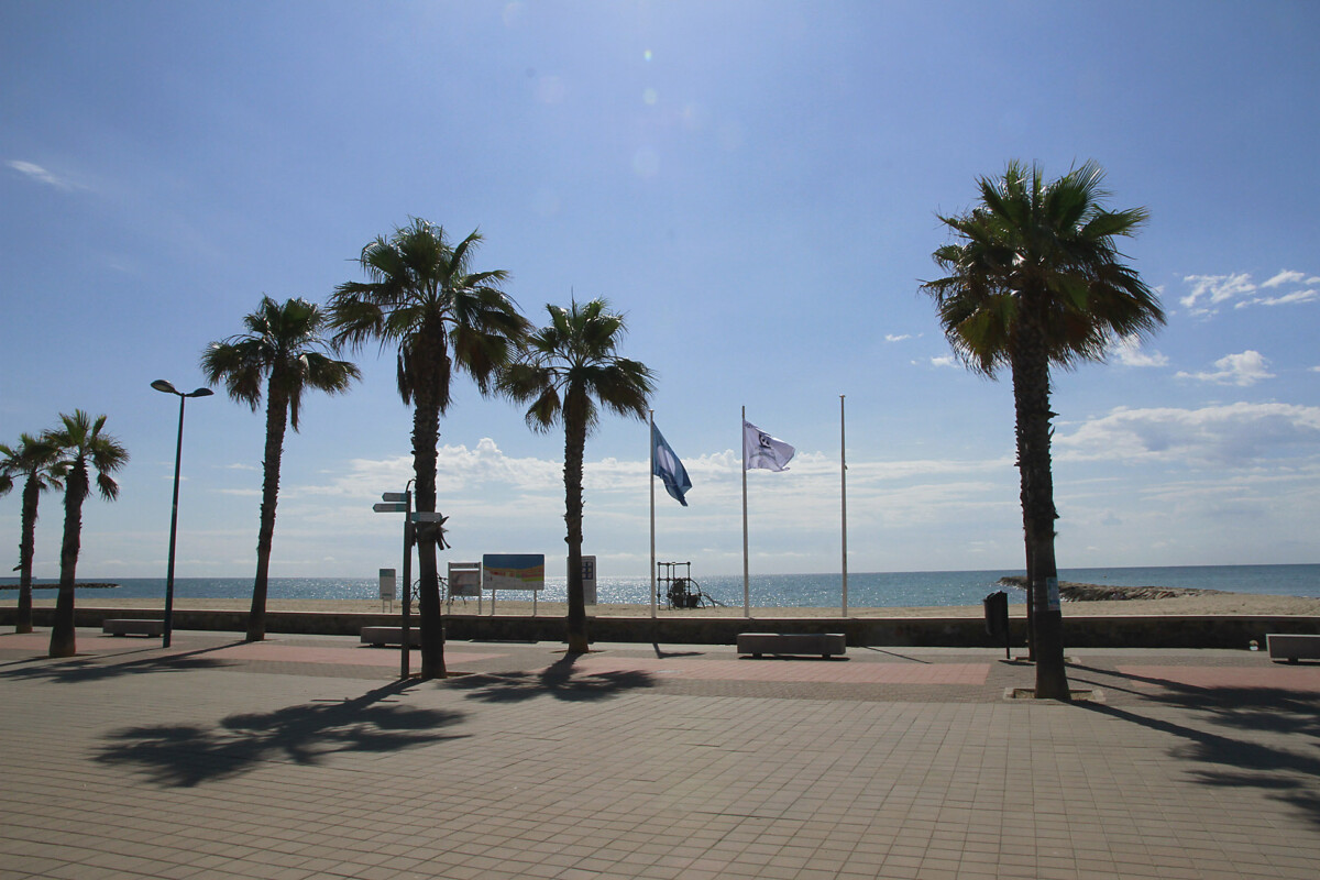 Puçol aIzado bandera azul playa