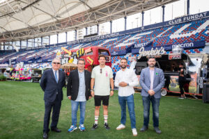 De izquierda a derecha: Juan José Carbonell, secretario general de FOTUR; Víctor Pérez, presidente de FOTUR; José Morales, director de Comunicación y Marketing The Champions Burger; Alejandro Ramón, concejal de Agricultura y Alimentación Sostenible del Ayuntamiento de València, y David Torres, director general de Desarrollo Rural de la Conselleria de Agricultura, Desarrollo Rural, Emergencia Climática y Transición Ecológica de la Generalitat Valenciana.