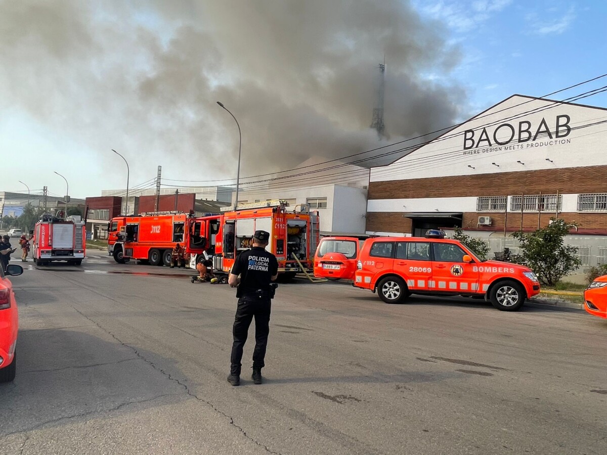Incendio empresa de cosmética en Fuente del Jarro (Paterna)