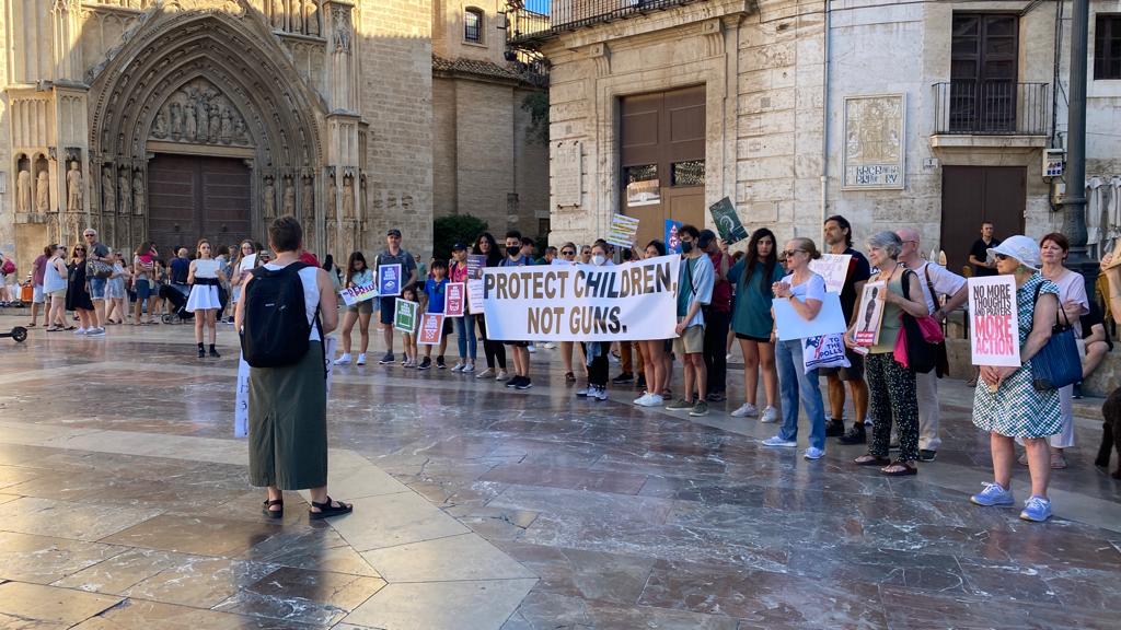 València se solidariza con las víctimas de los tiroteos en Estados Unidos