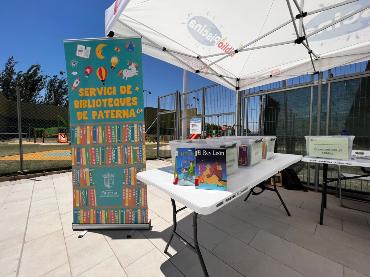 Paterna estrena una 'Bibliopiscina' gratuita para acercar la lectura a los bañistas