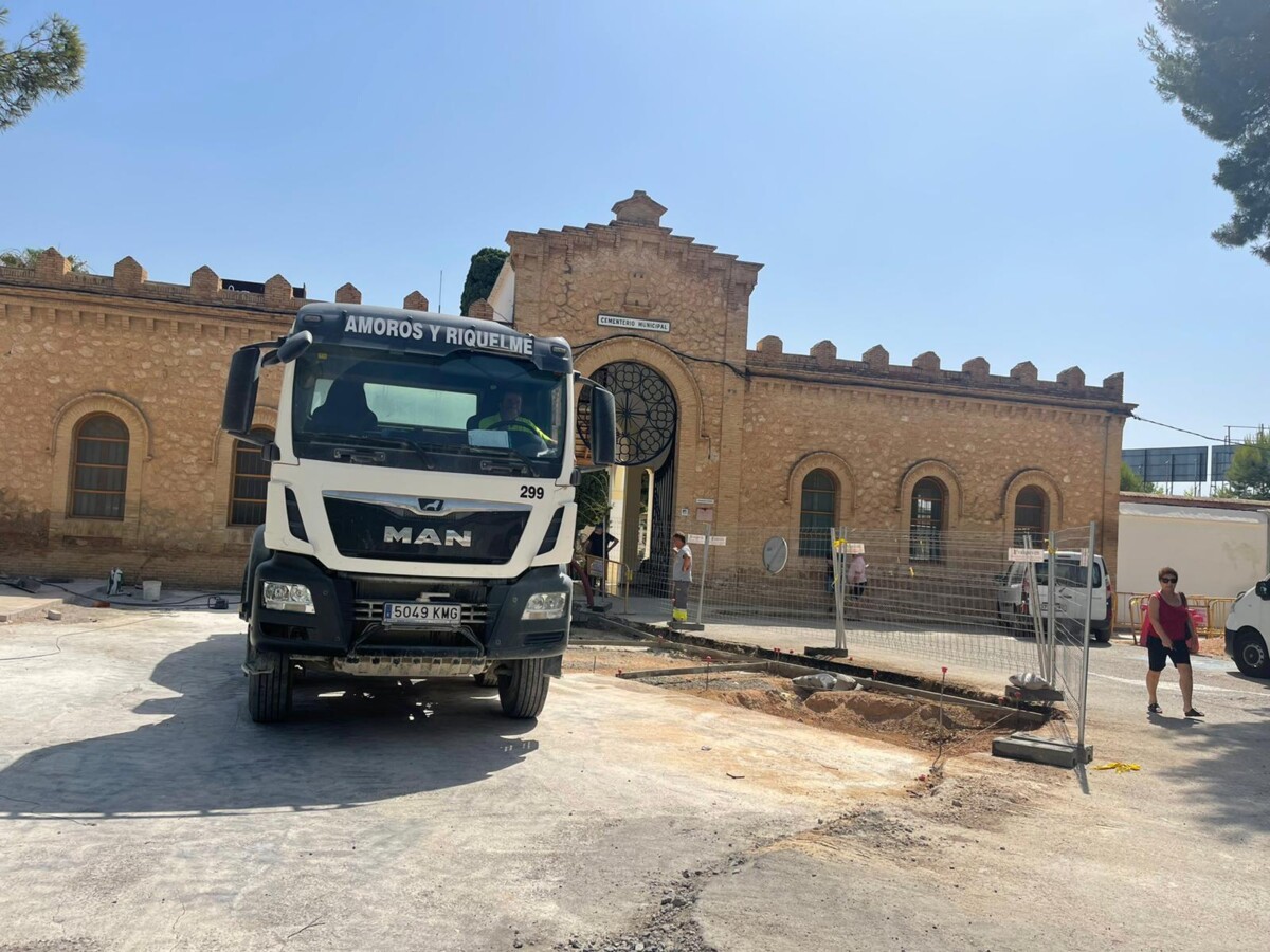 Estatua en honor a Leoncio Badía en el cementerio de Paterna