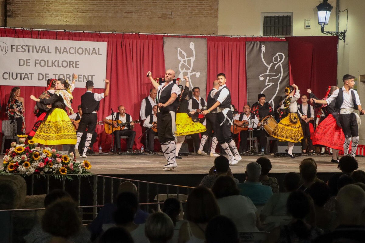 La plaza de la Iglesia de Torrent se llena de danza, música, cultura y  tradición con el XVI festival nacional de folklore
