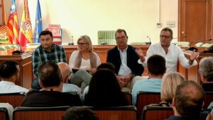 Ciudadanos reunidos en Benetússer