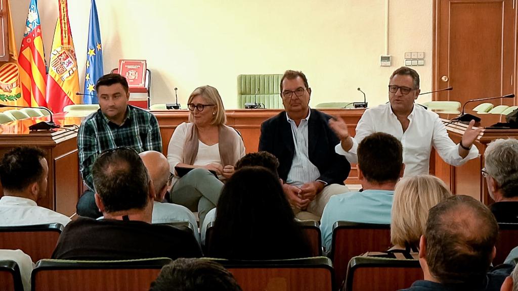 Ciudadanos reunidos en Benetússer