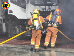 Los bomberos sofocan un incendio en una empresa de alimentación de Beniparrell