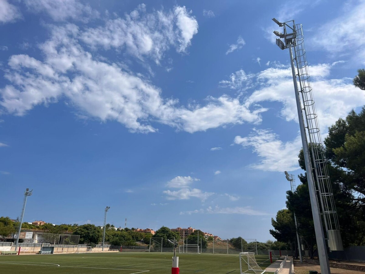 Nueva iluminación Led del campo de fútbol y rugby de La Coma