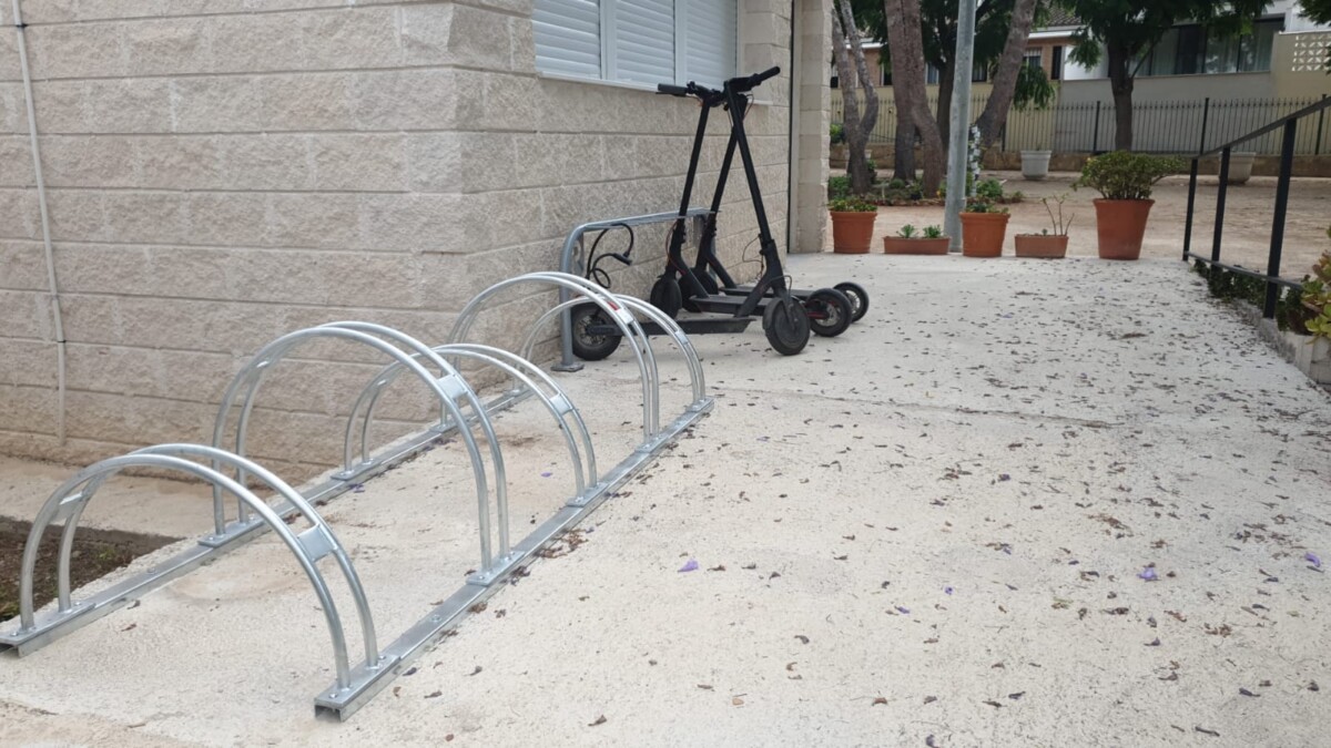 Sedaví instala aparcamientos para bicicletas y patinetes en todos los centros educativos