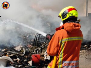 Tres operarios atendidos por inhalación de humo en el incendio de una nave de residuos en Alcàsser