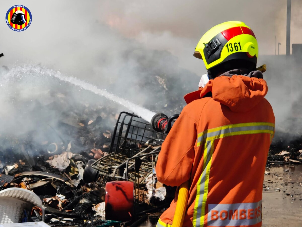 Tres operarios atendidos por inhalación de humo en el incendio de una nave de residuos en Alcàsser