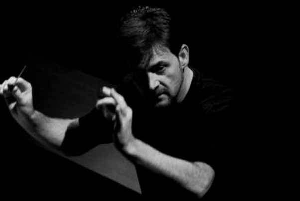 El Palau de la Música designa a Álvaro Albiach como principal director invitado de la OV