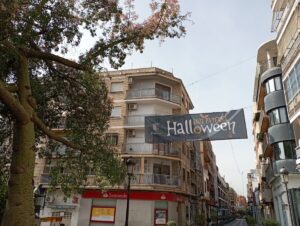 Pancarta de Halloween en la calle Mayor de Paterna