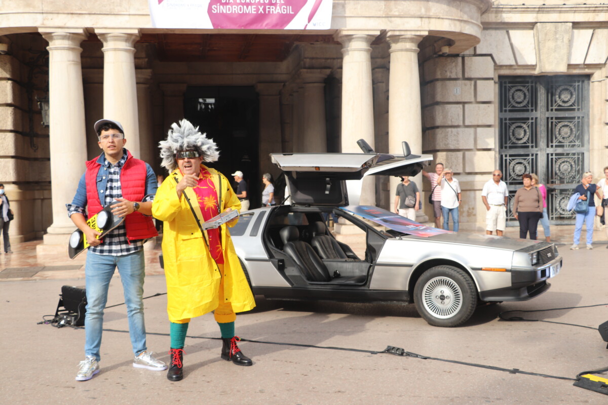 El Delorean de 'Regreso al futuro' anuncia en la plaza del Ayuntamiento la 4ª edición del VLC Startup Market