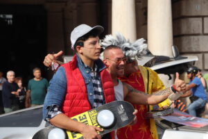 El Delorean de 'Regreso al futuro' anuncia en la plaza del Ayuntamiento la 4ª edición del VLC Startup Market