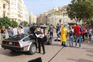El Delorean de 'Regreso al futuro' anuncia en la plaza del Ayuntamiento la 4ª edición del VLC Startup Market