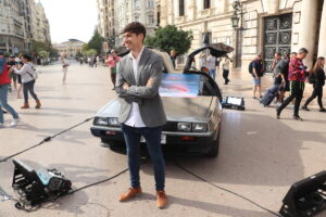 El Delorean de 'Regreso al futuro' anuncia en la plaza del Ayuntamiento la 4ª edición del VLC Startup Market