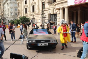 El Delorean de 'Regreso al futuro' anuncia en la plaza del Ayuntamiento la 4ª edición del VLC Startup Market