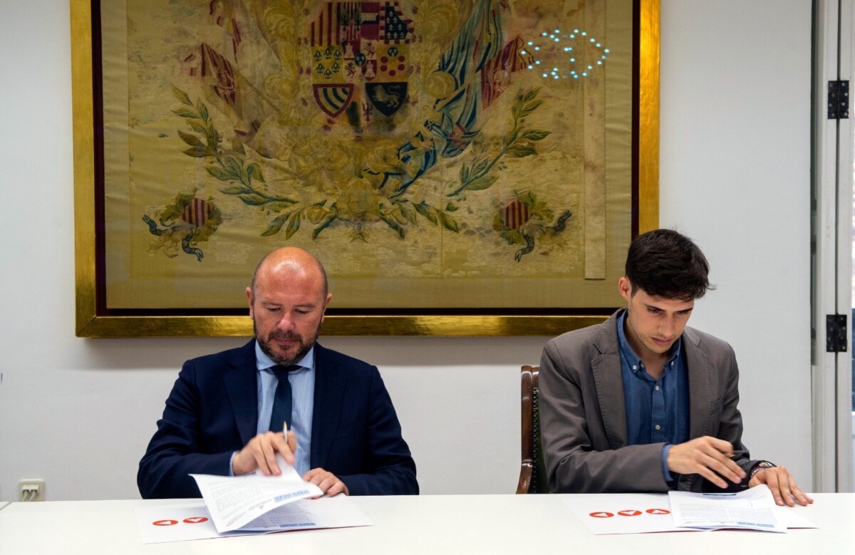 Toni Gaspar y Borja Sanjuán firman un convenio para ampliar el programa Reactivem a toda la provincia.