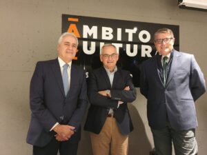 de izquierda a derecha Joaquín Cerveró, director de El Corte Inglés Pintor Sorolla/Colón; Josep Vicent Boira, comisionado del Gobierno de España para el desarrollo del Corredor Mediterráneo y Pau Pérez Rico, director regional de Comunicación, Sostenibilidad y Relaciones Institucionales de El Corte Inglés.