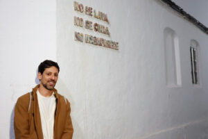 Joaquín Artime, ganador de la BMMN22, con parte de su obra 'Buena nueva'