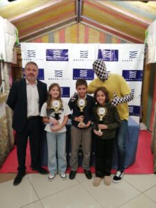 Los campeones de la categoría Sub-14 de la tercera jornada junto a David Mazcuñán y Rey Enigma