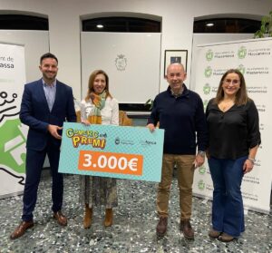 Entrega cheque ganadora campaña comercio Massanassa