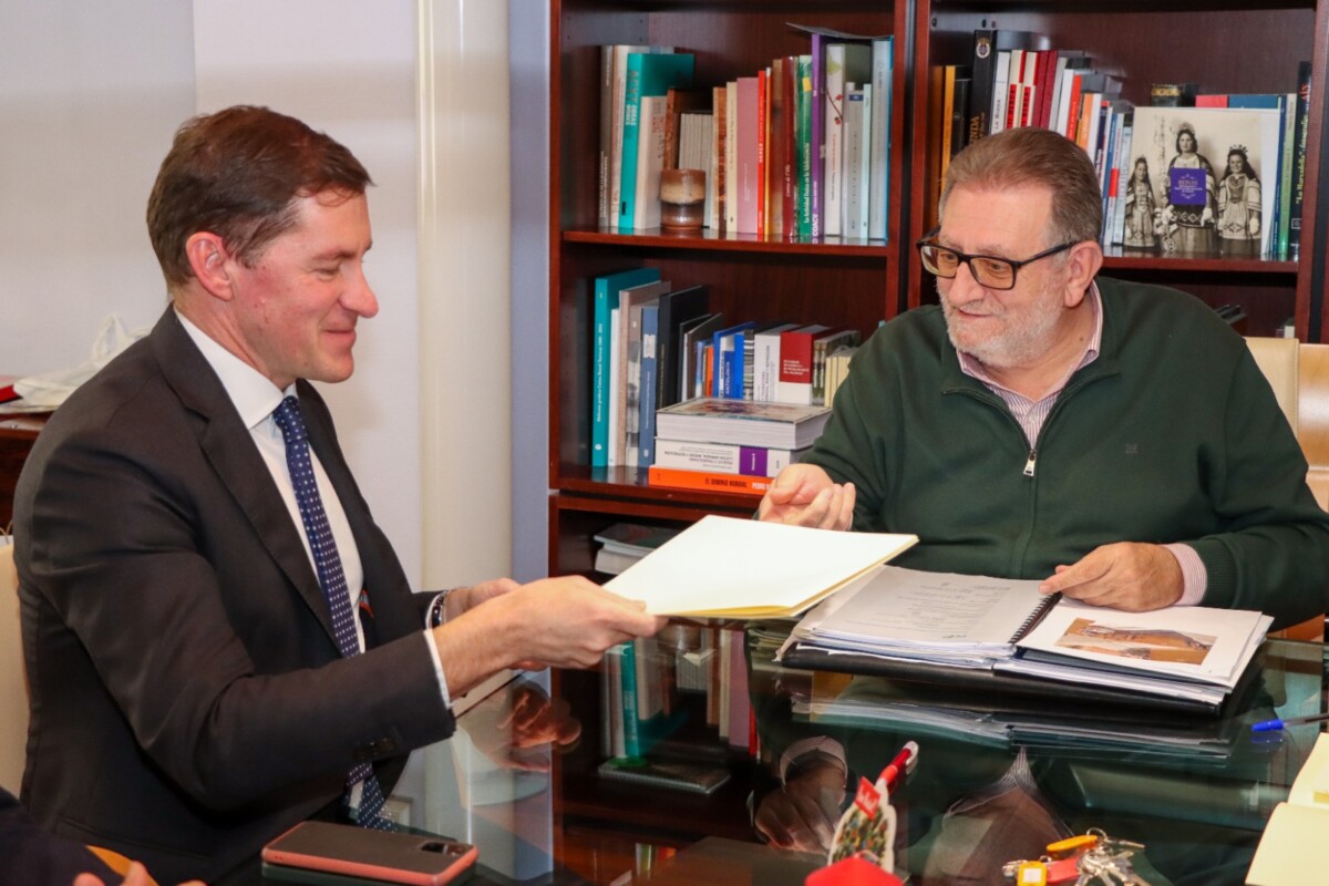 Firma cesión instalaciones Torrent AVSF