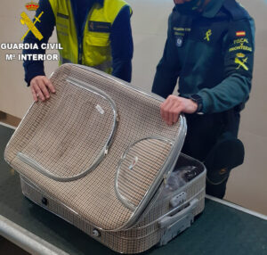 Guardia Civil maleta aeropuerto Manises