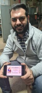 Modesto Martínez con el decimo premiado