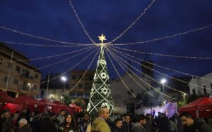 Plaza del Pueblo de Paterna con la decoración navideña