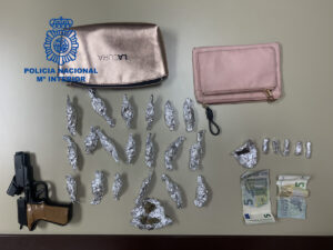 Policía Nacional drogas y pistola decomisada en Torrent